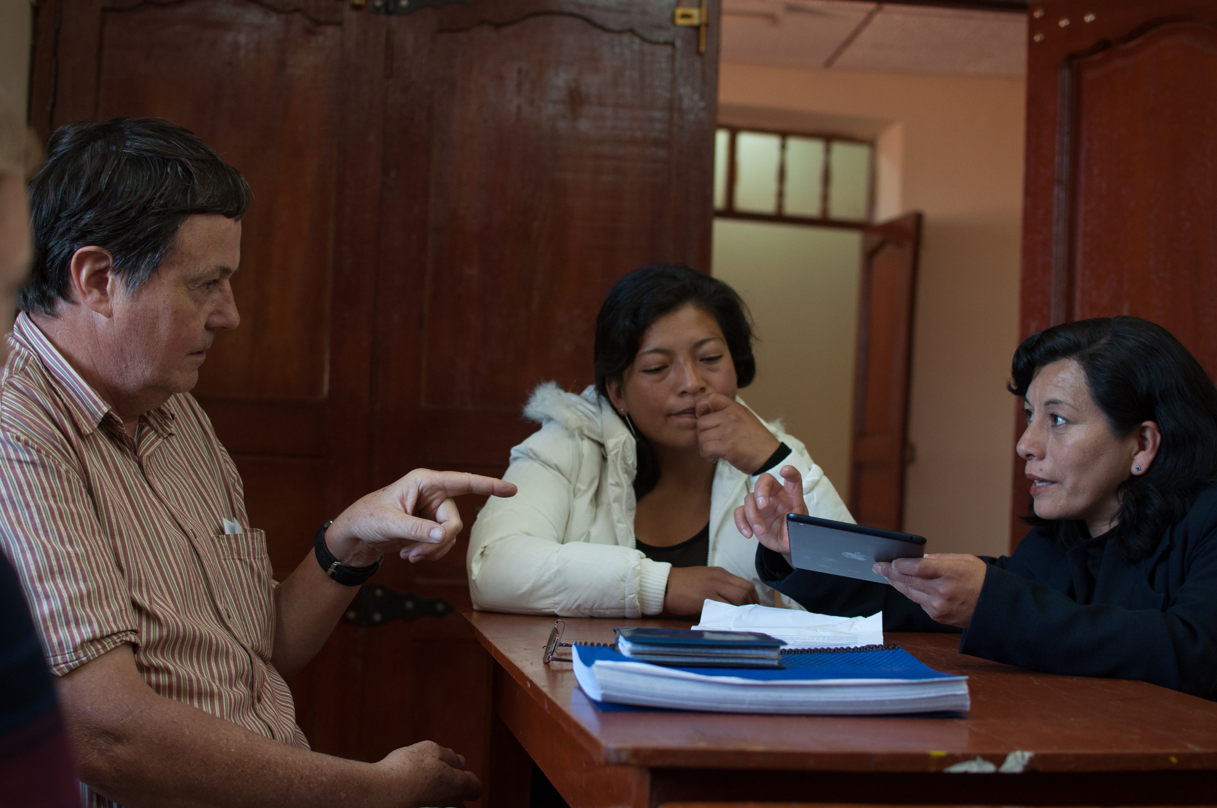 Dr. Tom Love discusses a possible field work site and medicinal plant supply chain with community leaders in Huamachuco, Peru. 