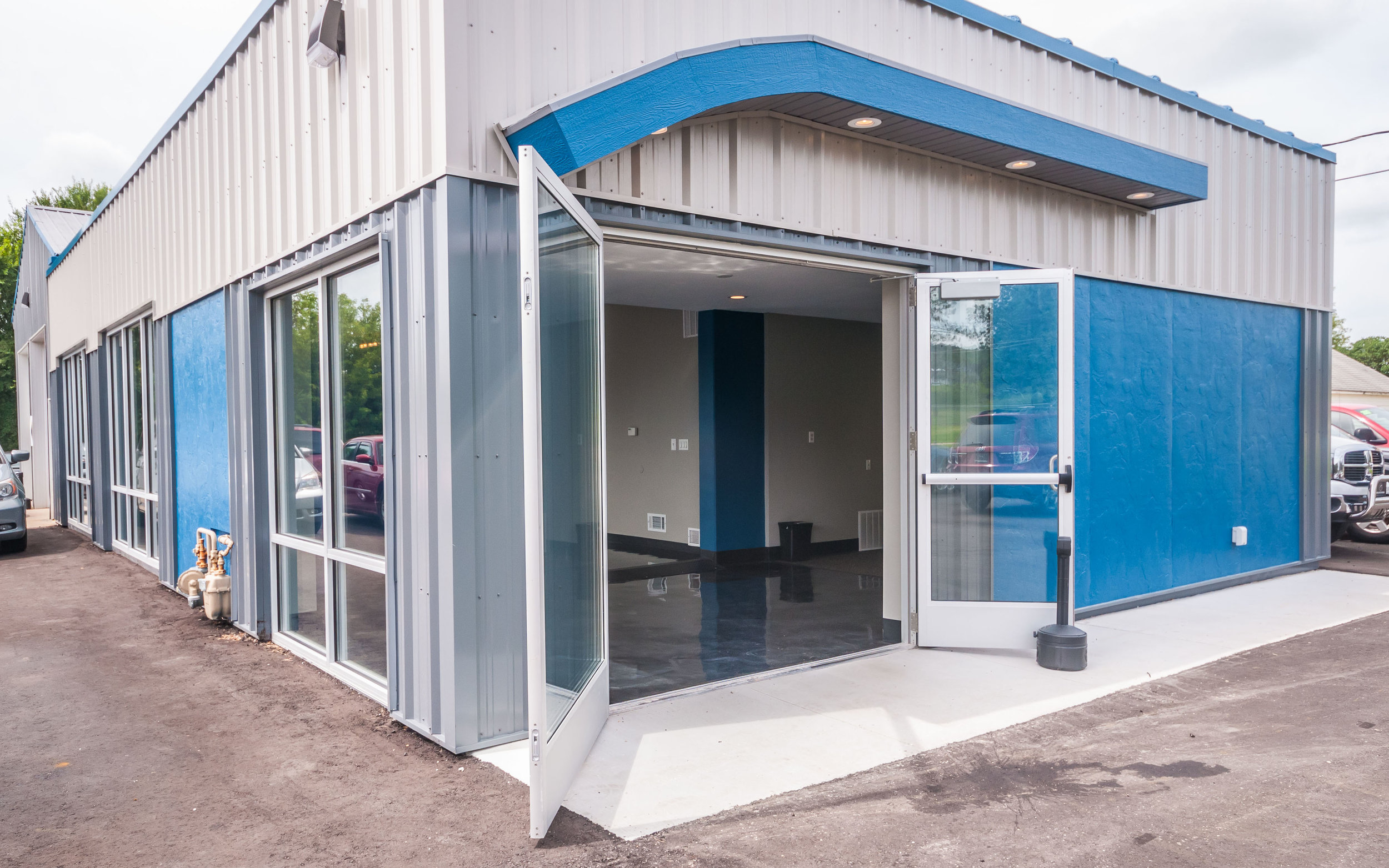 Reis Automotive Reis Auto needed to make facility upgrades to align themselves with their targeted buyers. A complete exterior and interior remodel of their 15,000 square foot facility enabled the auto dealer to offer an expanded portfolio to their customers.