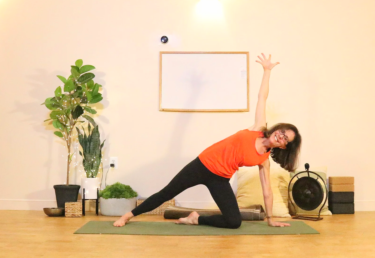 Catha+Lunge+Twist+front+view+%281%29.png