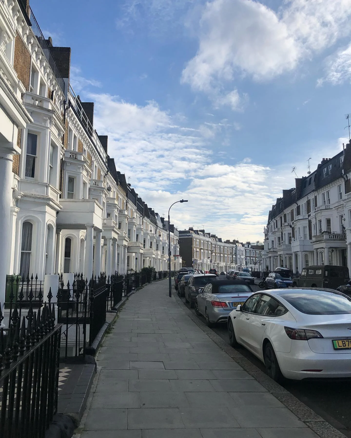 London streets never get boring. 🇬🇧 
.
.
#londonstreets #londonarchitecture #shephardsbush #hollandpark #nottinghill #londonlife #londonphotography #londonstreetstyle #londonstreetphotography #foryou #romanticlondon #londonliving