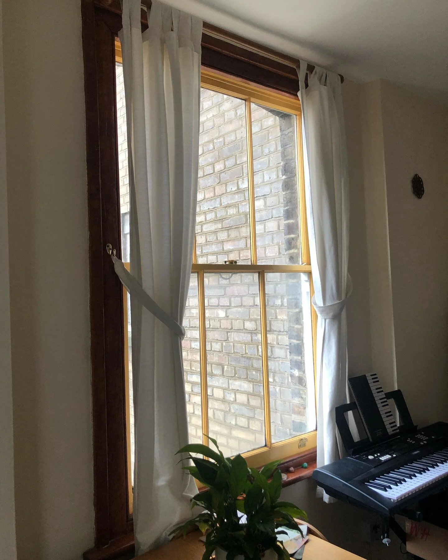 Swipe ➡️ to see a beautiful window transformation (yes I&rsquo;m a renovations blogger now 😏😉)
There&rsquo;s so much magic in adding a bit of paint! The windows before were old, drabby and the frame paint was chipped and crusted (gross 🤢). 
.
I sa