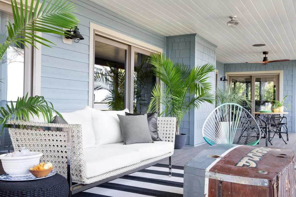 bc2016_back-deck_02_mid-range-seating-area_h.jpg.rend.hgtvcom.966.644.jpeg