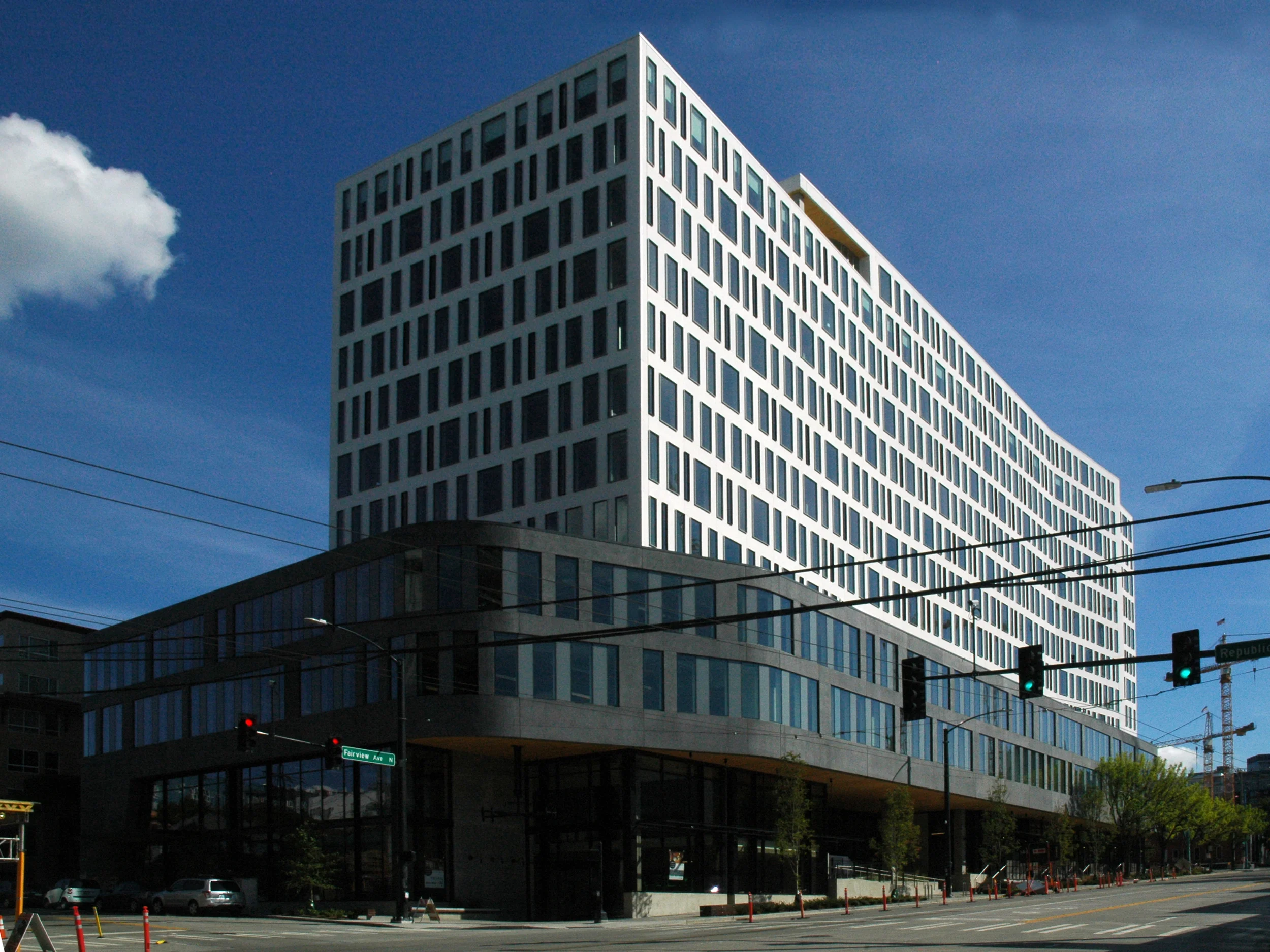 This high-rise tower consists of approximately 340k sf of office in the South Lake Union neighborhood with a ground floor market hall that connects the ground level to the surrounding neighborhood. Light wells are carved out of the lower five floors bringing light into the ground floor retail common areas. Large hydraulic doors bring the outside in at grade and a mid-block connecting stair provides additional flow through the building.