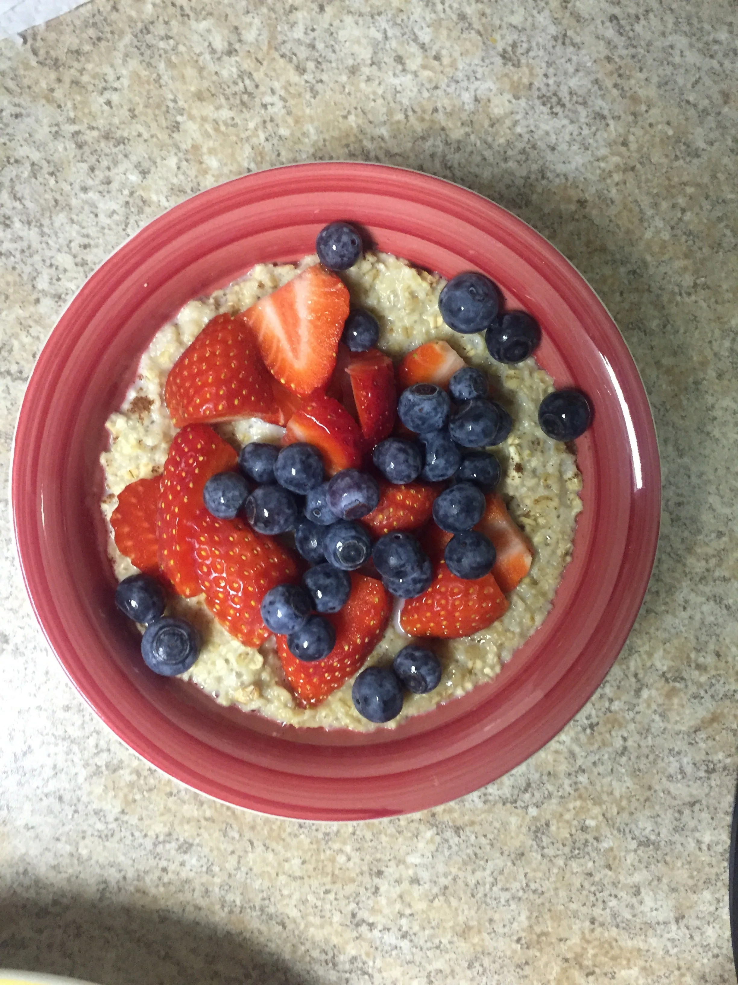 Oatmeal is also part of the morning breakfast regimen. Thanks to the fruit, I don't miss the sugar. 