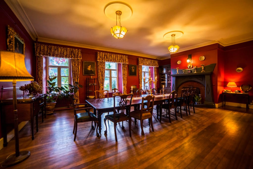 castle dining room.jpg
