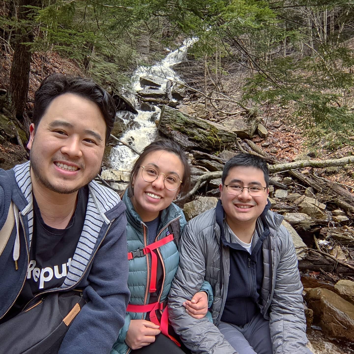 Loved the green mountains so much that we came back! This time we stayed at lovely Manchester, Vermont. Nothing like eating pizza at the back of a car trunk to feel like a true roadtrip.#lategram #fiberonegang