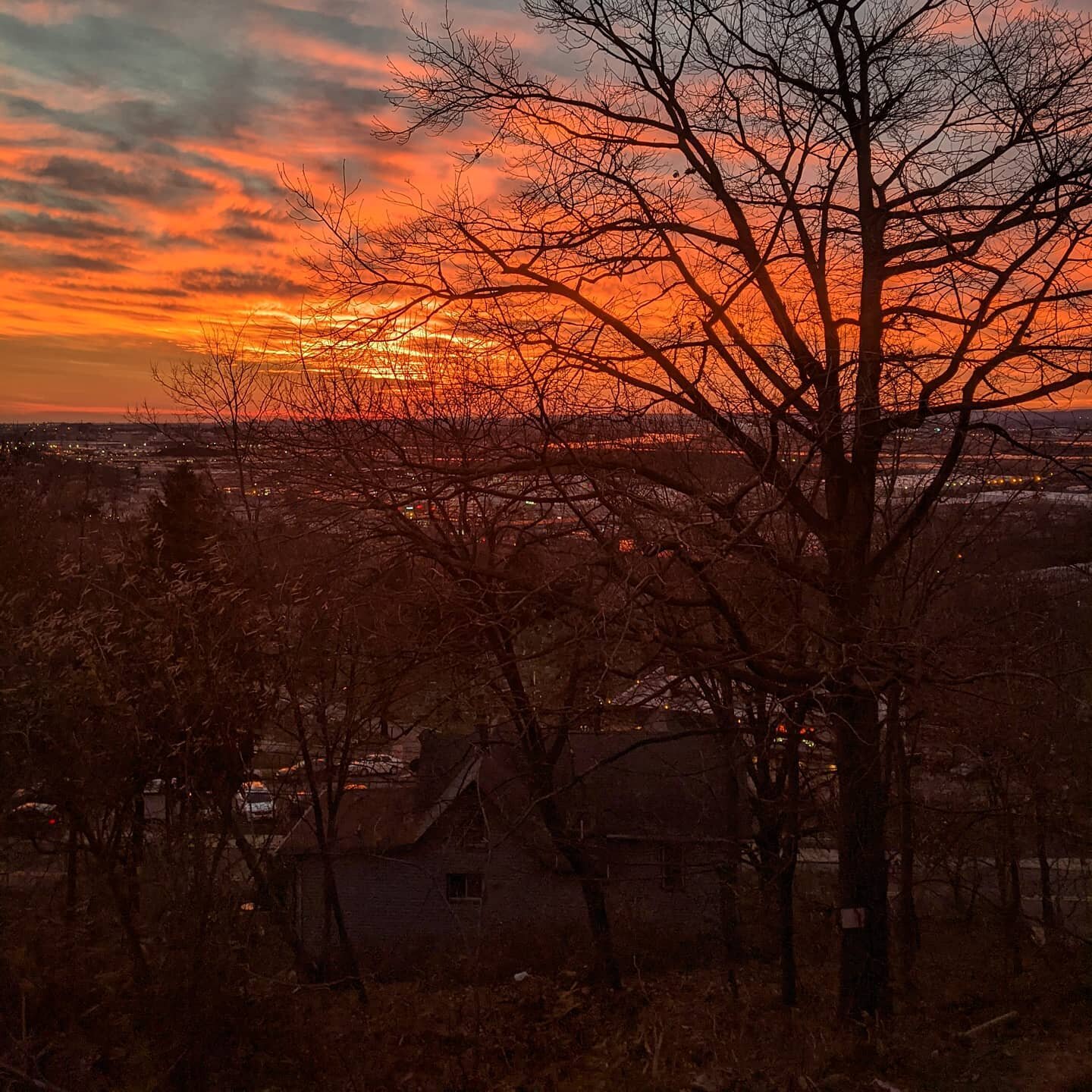 Beautiful sunset view a few blocks away from my house... and right next to the dollar tree store 😂

#sunset #dollartree