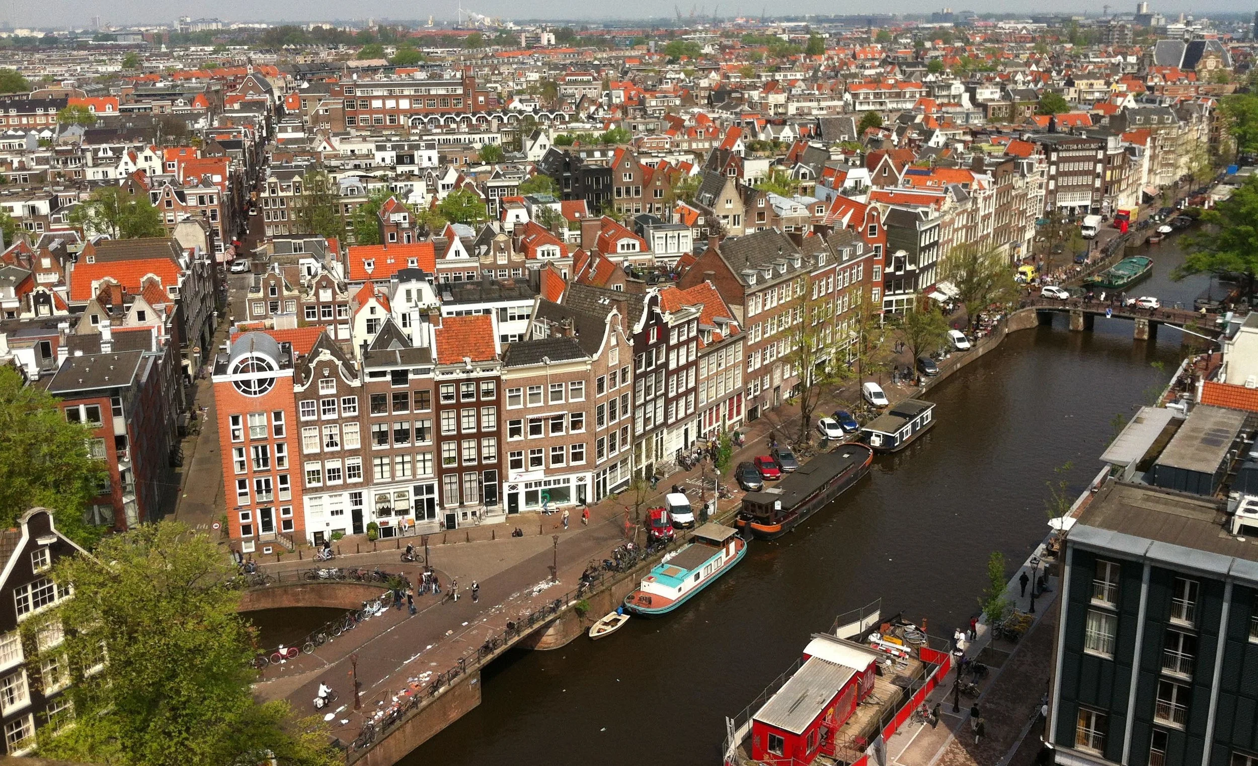 Amsterdam and Airbnb sign agreement on home sharing and tourist tax