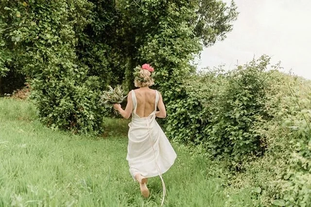 Happy Midnight Summer 🌿
Aurinkoista yötöntä yötä ja juhannuksen taikaa kaikille ☀️ Thank you for the photo 📷 @adrianamoraisphotography & 
gourgeous bride @sohfif 
#midnightsummer in #finland #bespoke #weddingdress #gown