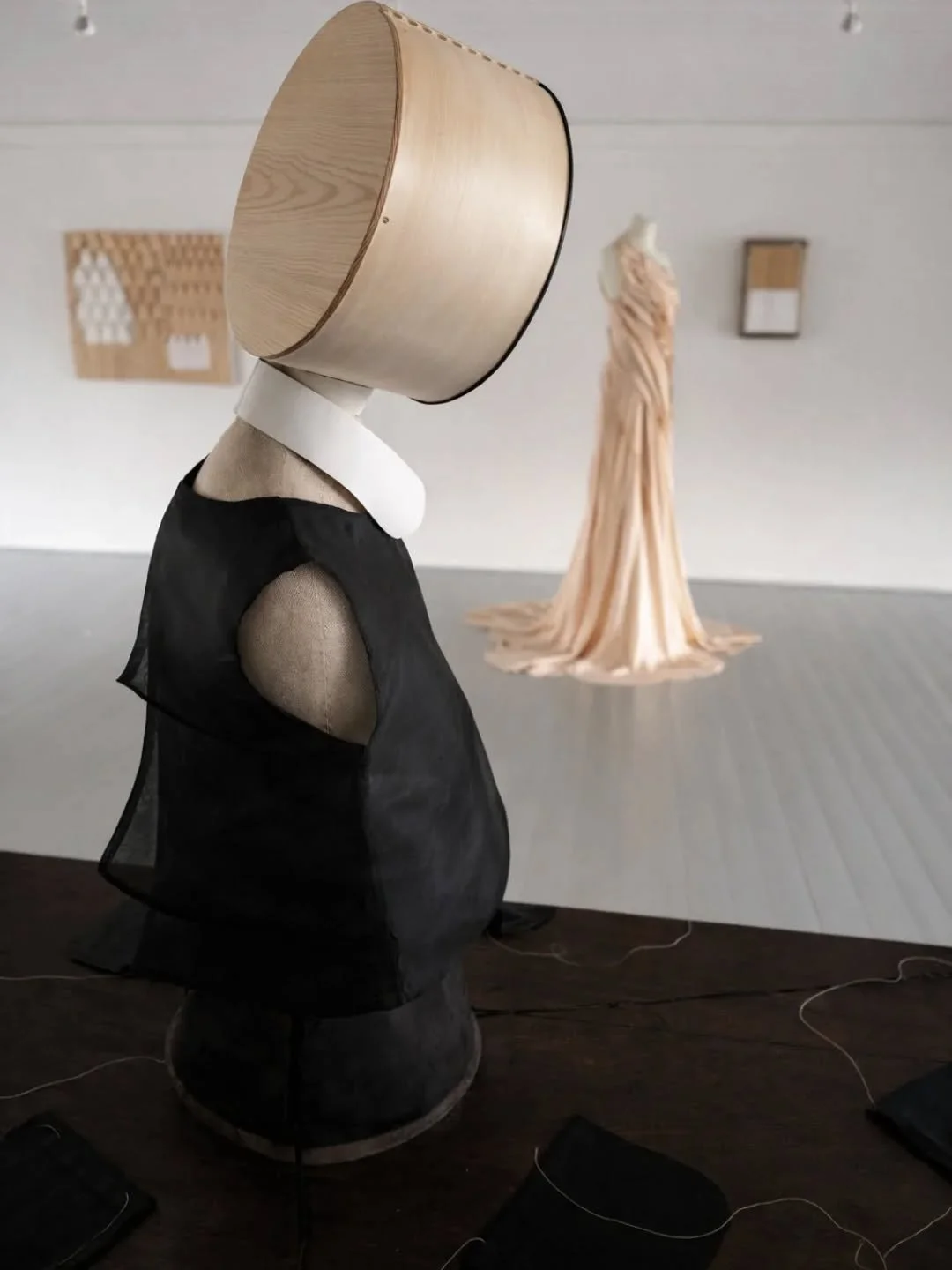 "N&auml;kym&auml;tt&ouml;m&auml;n v&auml;liss&auml;" -n&auml;yttely
"In between Invisible" -exhibitiom
@hoyrygalleria 
14.2.-15.3.2026
@jaanahaaksiluoto 
@hannikoroma 

#contempiraryart 
#artexhibition 
#textileart 
#artanddesing