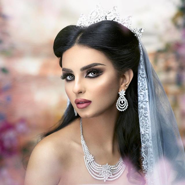 مساء الخميس 😍 الونيس ...
Makeup by me @makeupbymaisa
Photo by @alijaffarphoto
Hairstyle by talented @samaha_style
Model @nadinkhatib
Elegant jewerly @ahalarbashjewellery
Tiara by @tiarakwt
Lashes "Nouf" by @bj_lashes