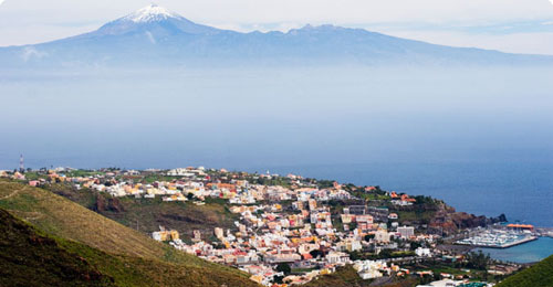 San Sebastián de La Gomera, met in de achtergrond El Teide (Tenerife)