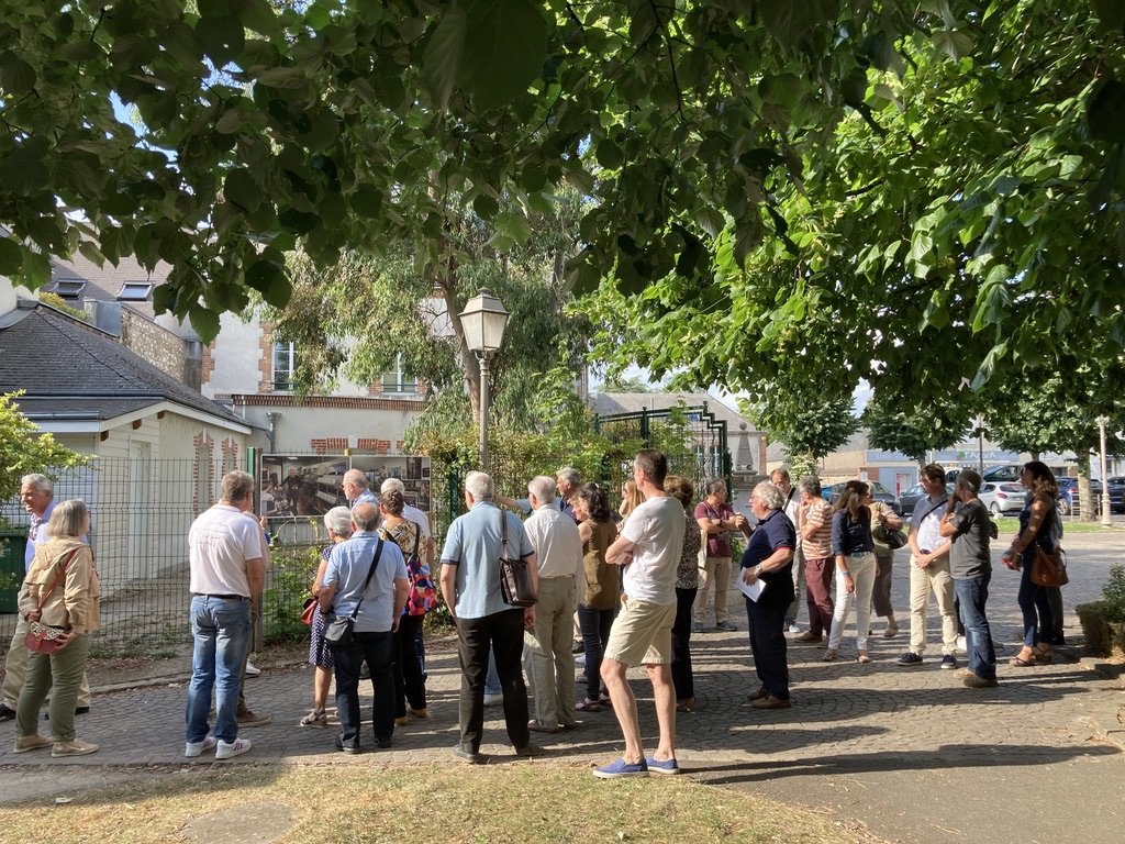 La visite de l'exposition photographique à l'ombre des arbres