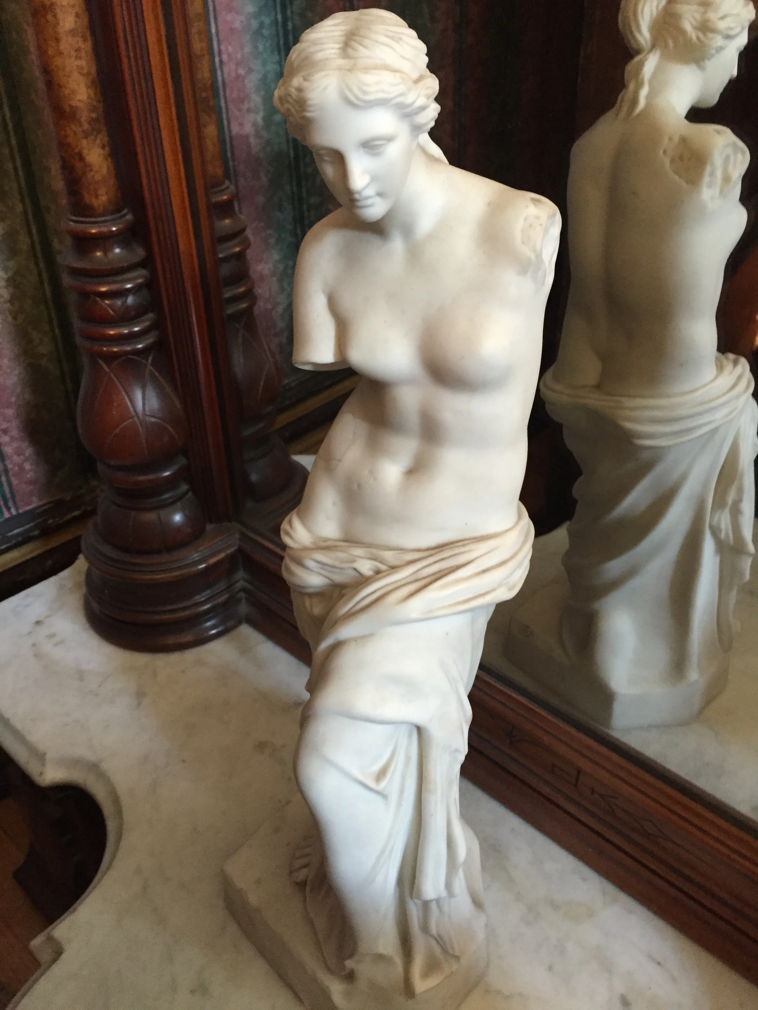 VENUS DE MILO Mirror Room