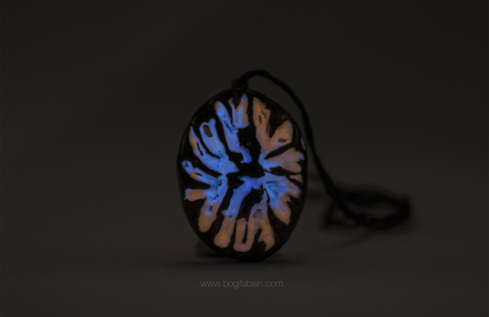 Bogi Fabian Glowing Ceraic Jewelry Pendand S10.jpg