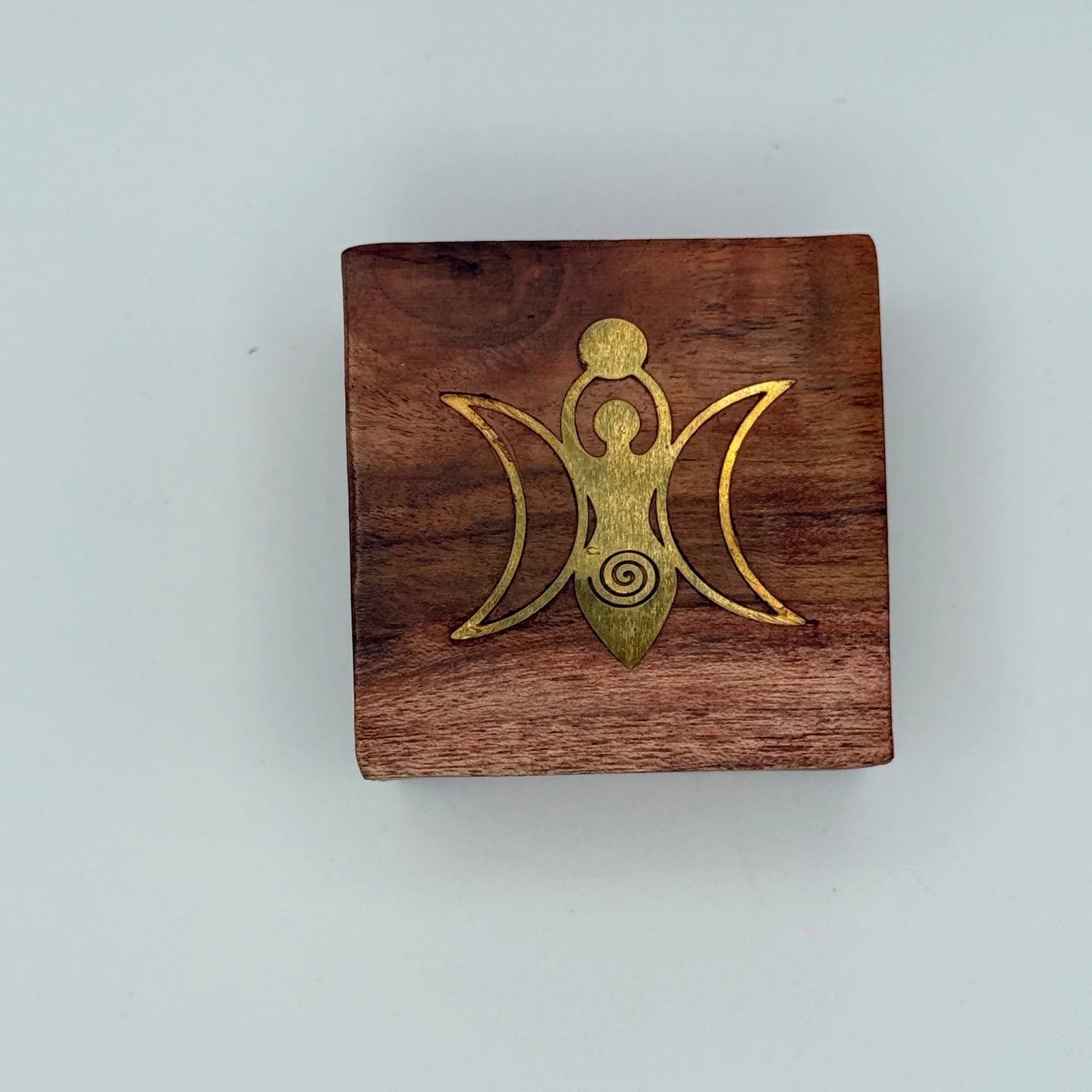 🌙 Acacia Wood Moon Goddess Box &ndash; A Sacred Space for Your Treasures ✨

Store your most cherished keepsakes in our handcrafted Acacia Wood Moon Goddess Box! Featuring a delicate brass inlay of the Moon Goddess and a velvet-lined interior, this e