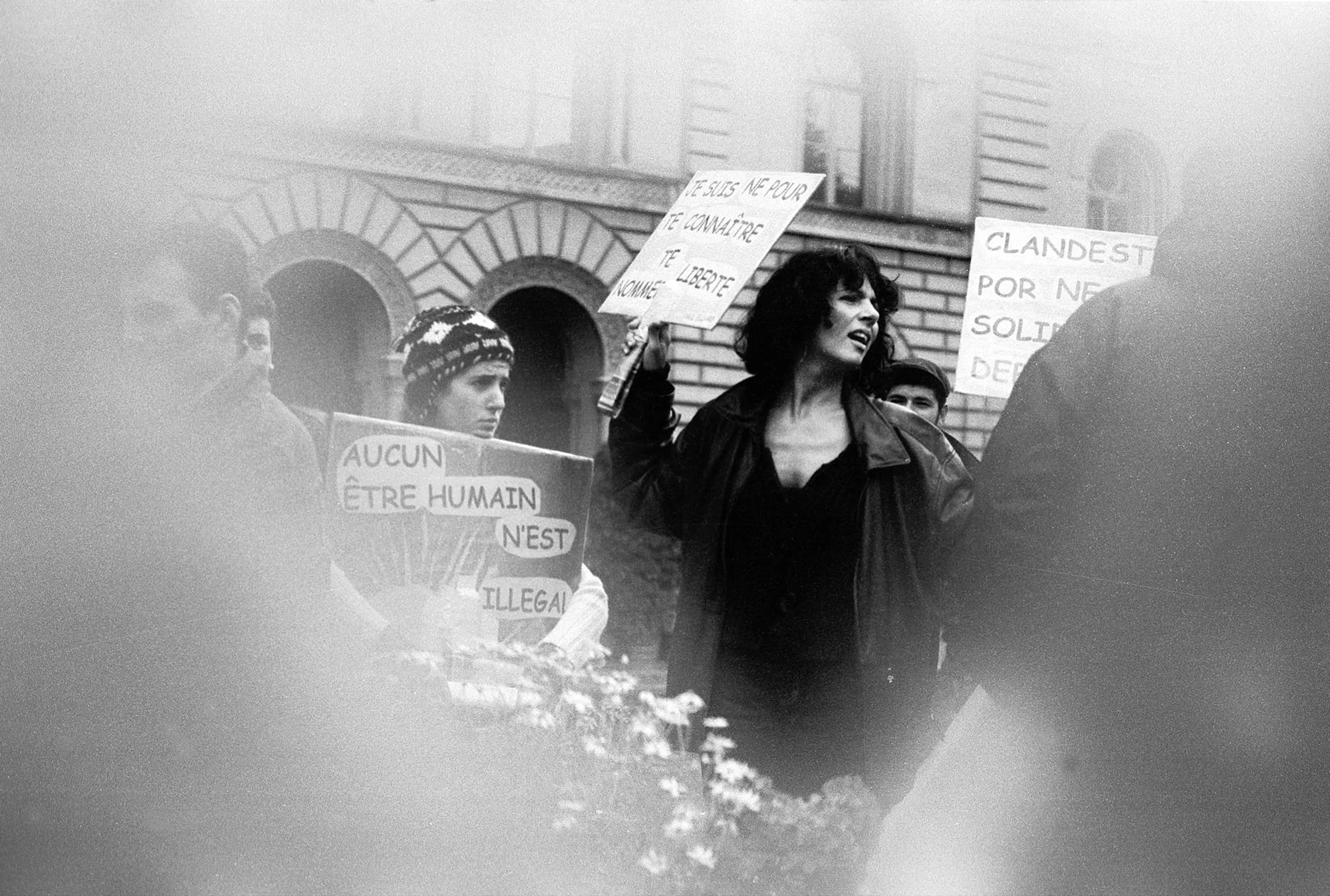 Manifestation en soutient aux sans-papiers devant le Palais fédéral. Berne, le 03 septembre 2001.