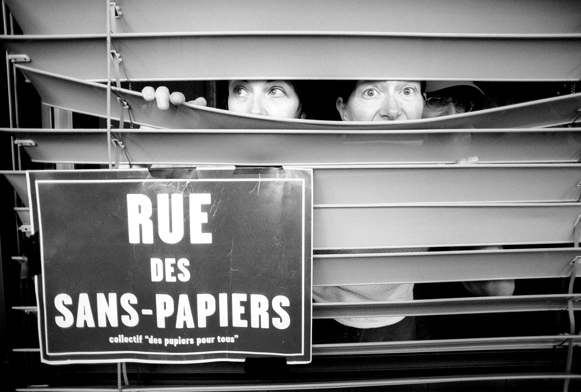 C'est aujourd'hui la date de l'ultumatum fixé par le préfet Nicolas Deiss aux sans-papiers pour quitter les lieux. Ici des membres du comité de soutient qui se sont enfermés dans le centre paroissiale. Fribourg, le 24 août 2001.