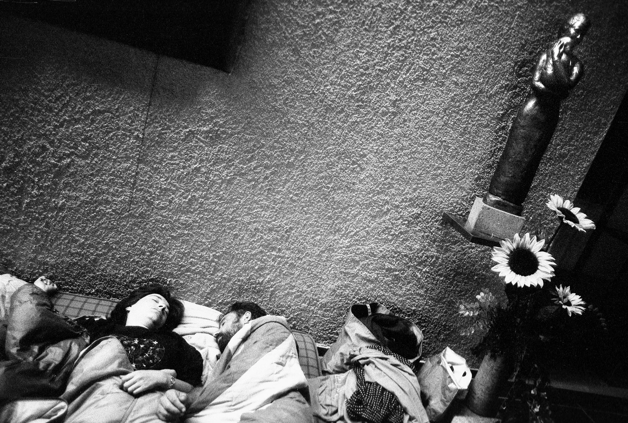 Une partie des sans-papiers est retourné dormir dans l'église. La veille, le conseil de paroisse a demandé une intervention de la force publique. Or selon les curés, les sans-papiers sont à l'abri tant qu'ils restent dans la "maison de Dieu". Fribourg, le 24 juillet 2001.