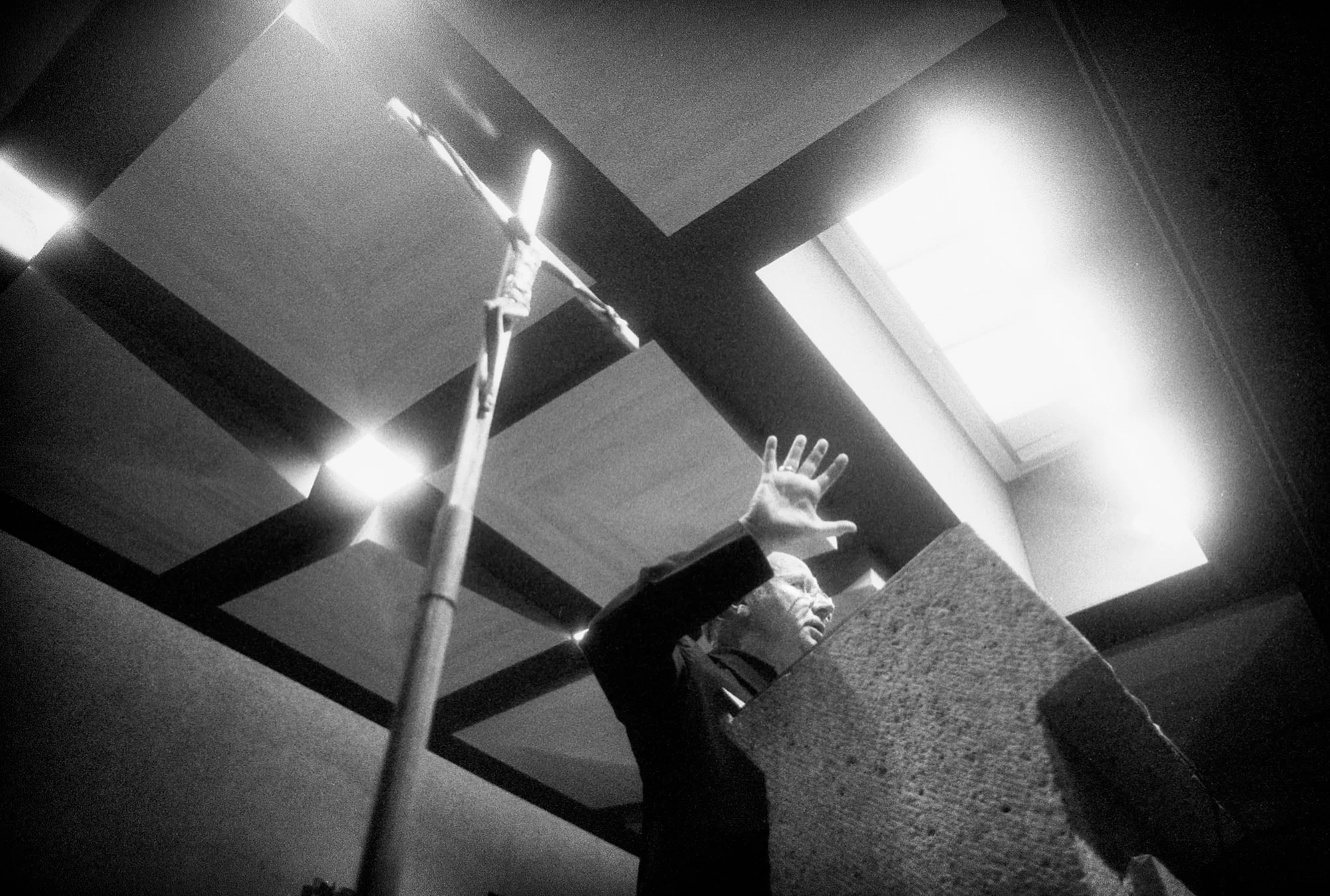 Mgr Gaillot est venu rendre visite aux sans-papiers. Ici, dans l'église, l'évêque raconte son expérience française aux paroissiens et autres spectateurs. Fribourg, le 20 juillet 2001.