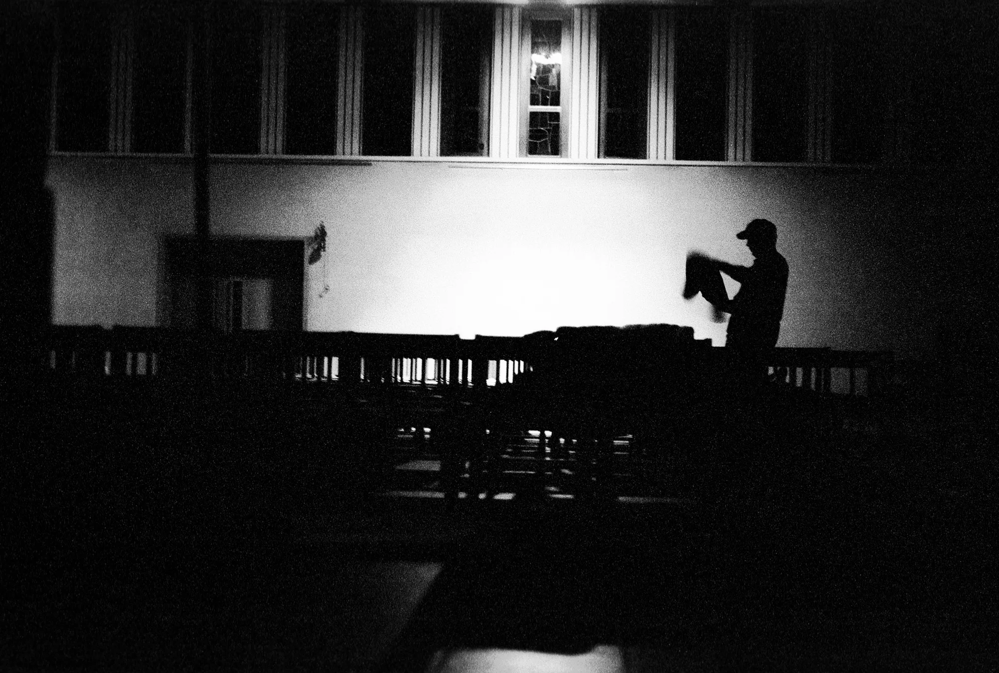 Préparatifs pour passer la nuit dans l'église. Fribourg, le 9 juin 2001.