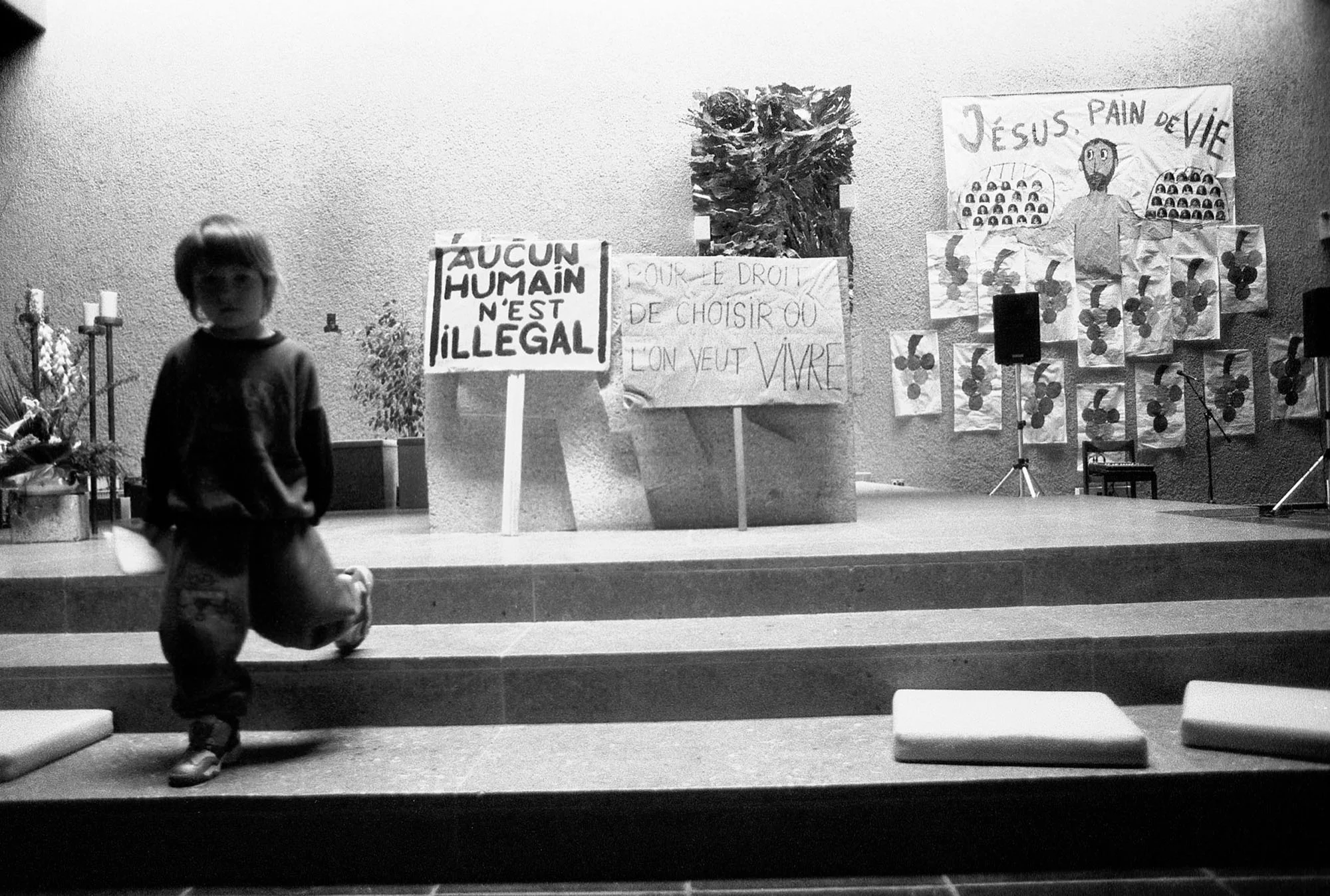 Sans-papiers de St-Paul. Lundi 4 juin, premier jour d'occupation de l'église. Fribourg, le 04 06 01.