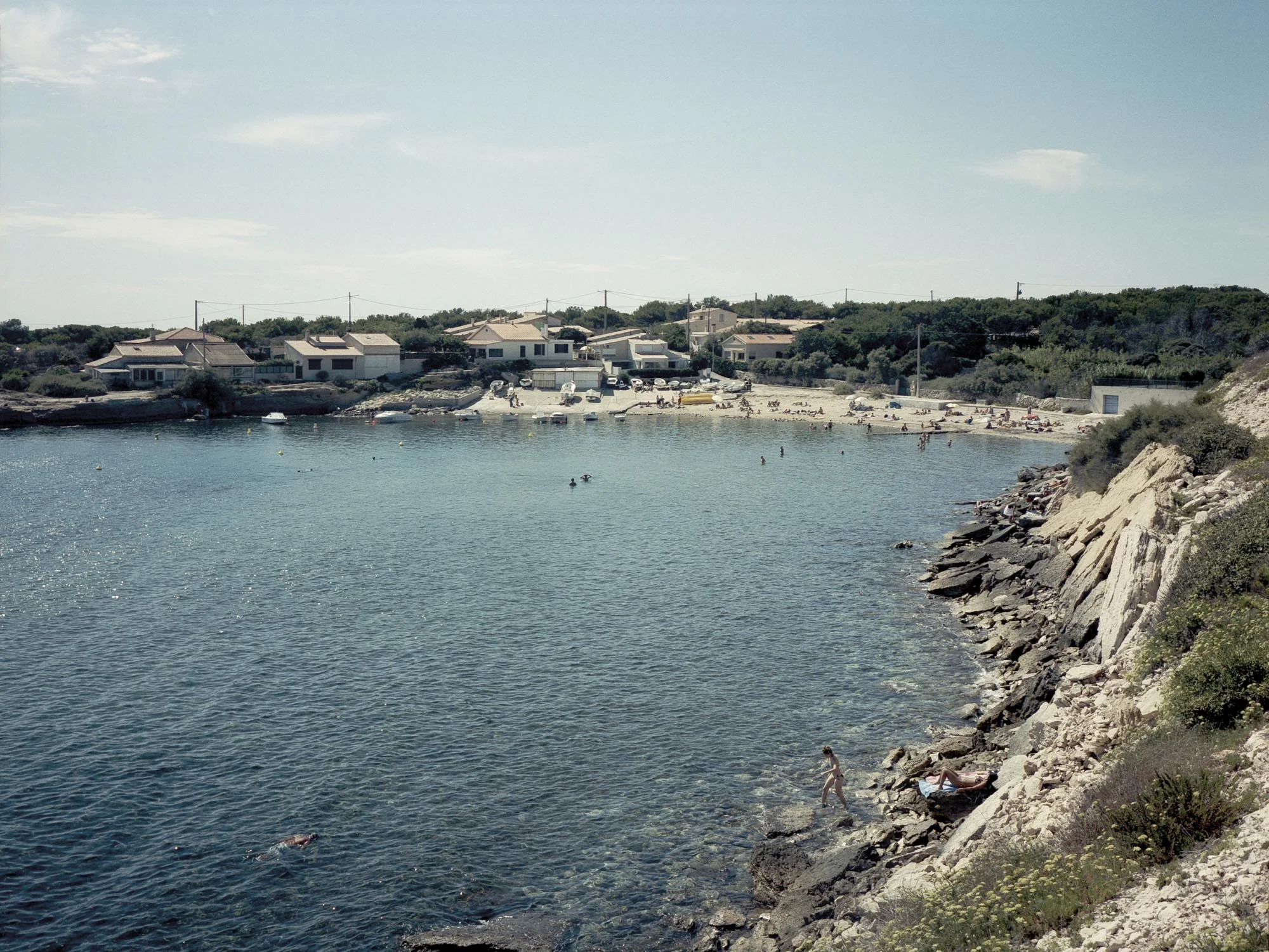 Une plage à La Couronne, extrait de la série de photographies "lou souleou mi fa canta" de Pierre-Yves Massot