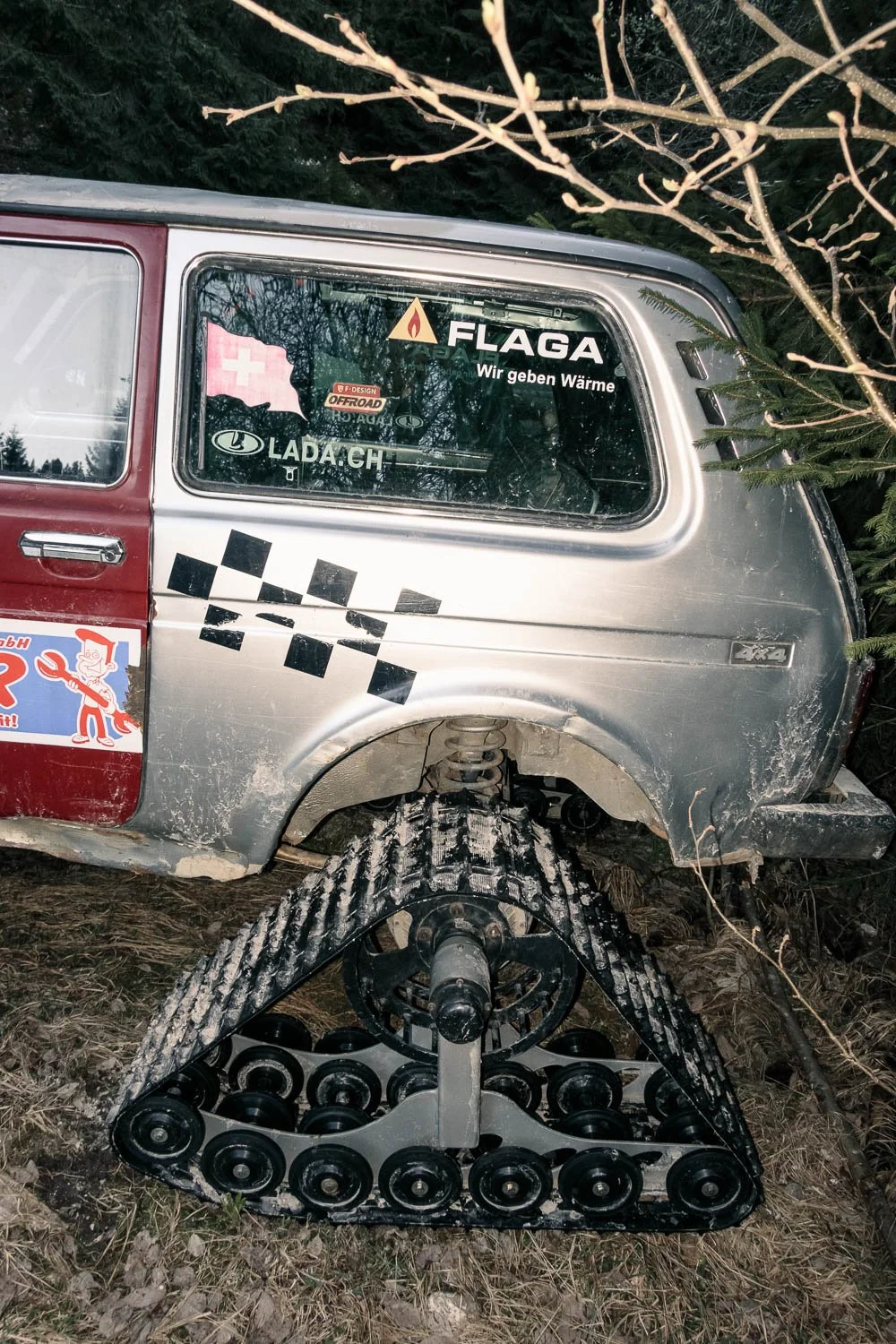 Fragments5 — série autopoïétique © Pierre-Yves Massot, Fribourg. Une Lada tout terrain.