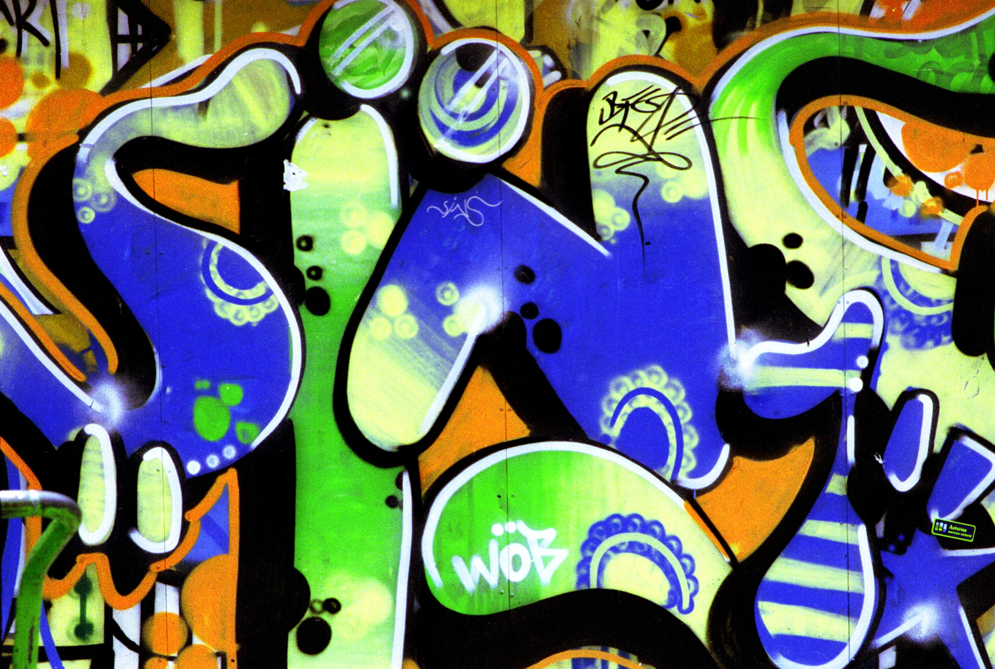 bluegraffiti.jpg