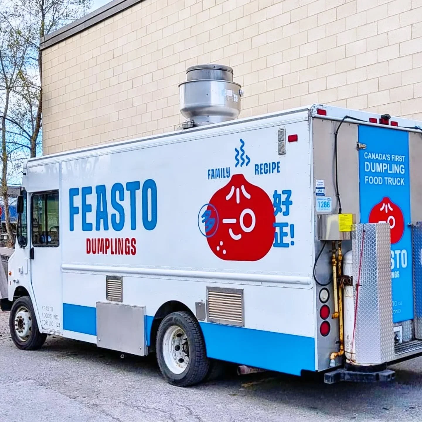 And just like that our 11th season starts with @ottawastbia Sew Hungry in Hamilton 🎉🎉
Come by, say hi, eat some dumplings and tell our truck how pretty she looks with her fresh new outfit 💁&zwj;♂️