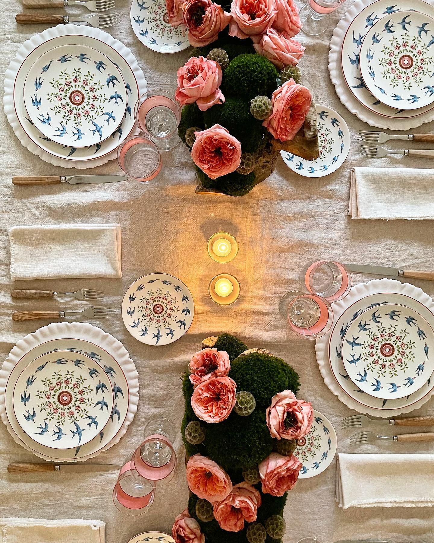 Easter is one of our favorite holidays! This year we drew all of our inspiration from our tabletop from @theark_  including the gorgeous centerpieces by @gravel_la with lush pink garden roses that tied in beautifully with the pink roses in the plates