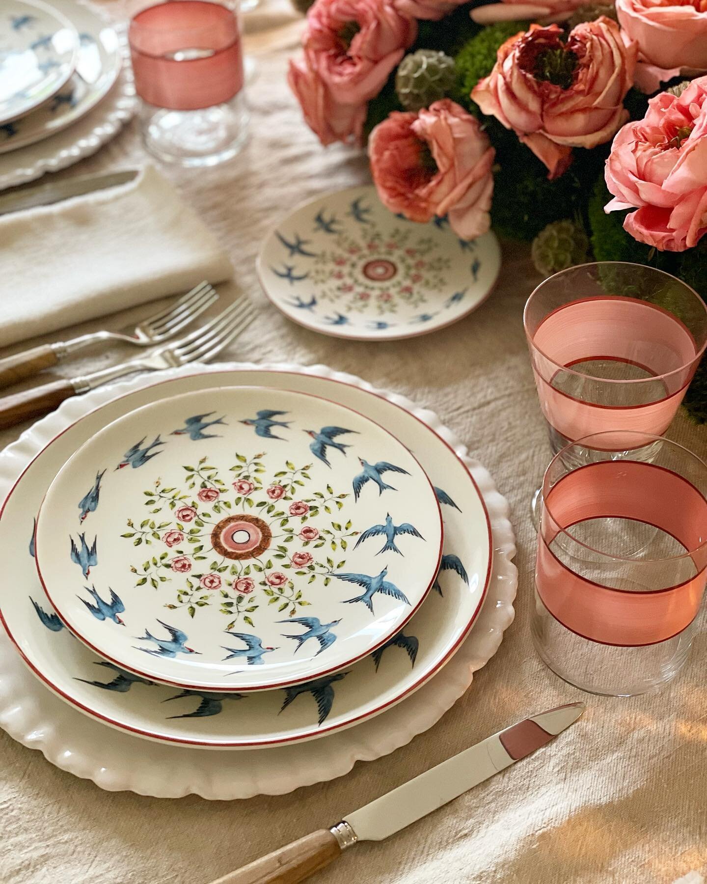 Easter is one of our favorite holidays! This year we drew all of our inspiration from our tabletop from @theark_  including the gorgeous centerpieces by @gravel_la with lush pink garden roses that tied in beautifully with the pink roses in the plates