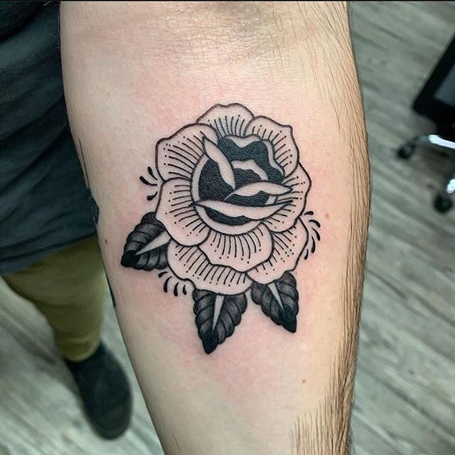 Rose by Wren Arrowood @wrenmarietattoos #Recklesshearttattoo #yeahthatgreenville #greenvillesc #greenville #greenville360 #greenvilletattoo #badasstattoo #tattoo #tattooinspo #rosetattoo #neotradrose