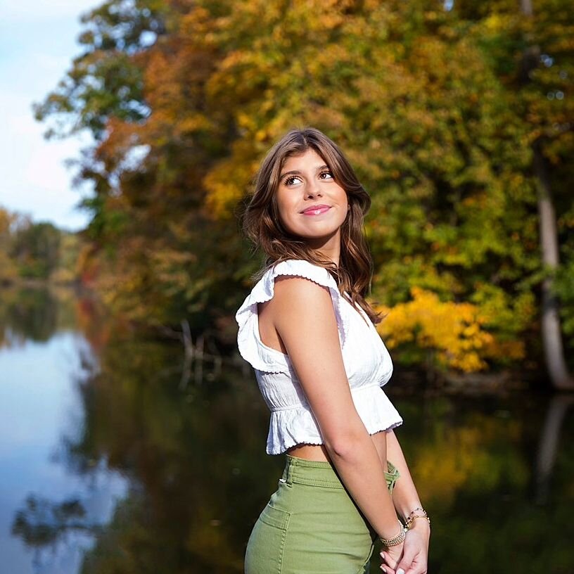 When you have the perfect fall colors and weather for your last shoot of the season! I loved that we were finishing each other's sentences after just 30 minutes together 🥰  Swipe for fun dog pic!

#northvillehighschool #northvillephotographer #senio