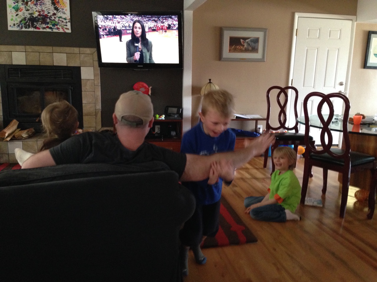 As you can see, I don't even need to break my gaze from the TV and the kids are having fun.