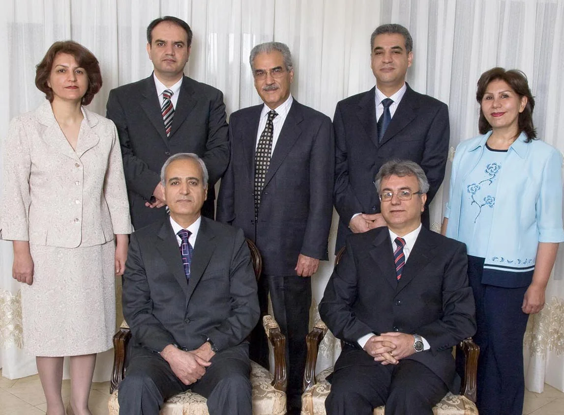 De syv fengslede baháíene er, øverst f.v. Fariba Kamalabadi, Vahid Tizfahm, Jamaloddin Khanjani, Afif Naeimi og Mahvash Sabet. Under fra høyre: Behrouz Tavakkoli og Saeid Rezaie.
