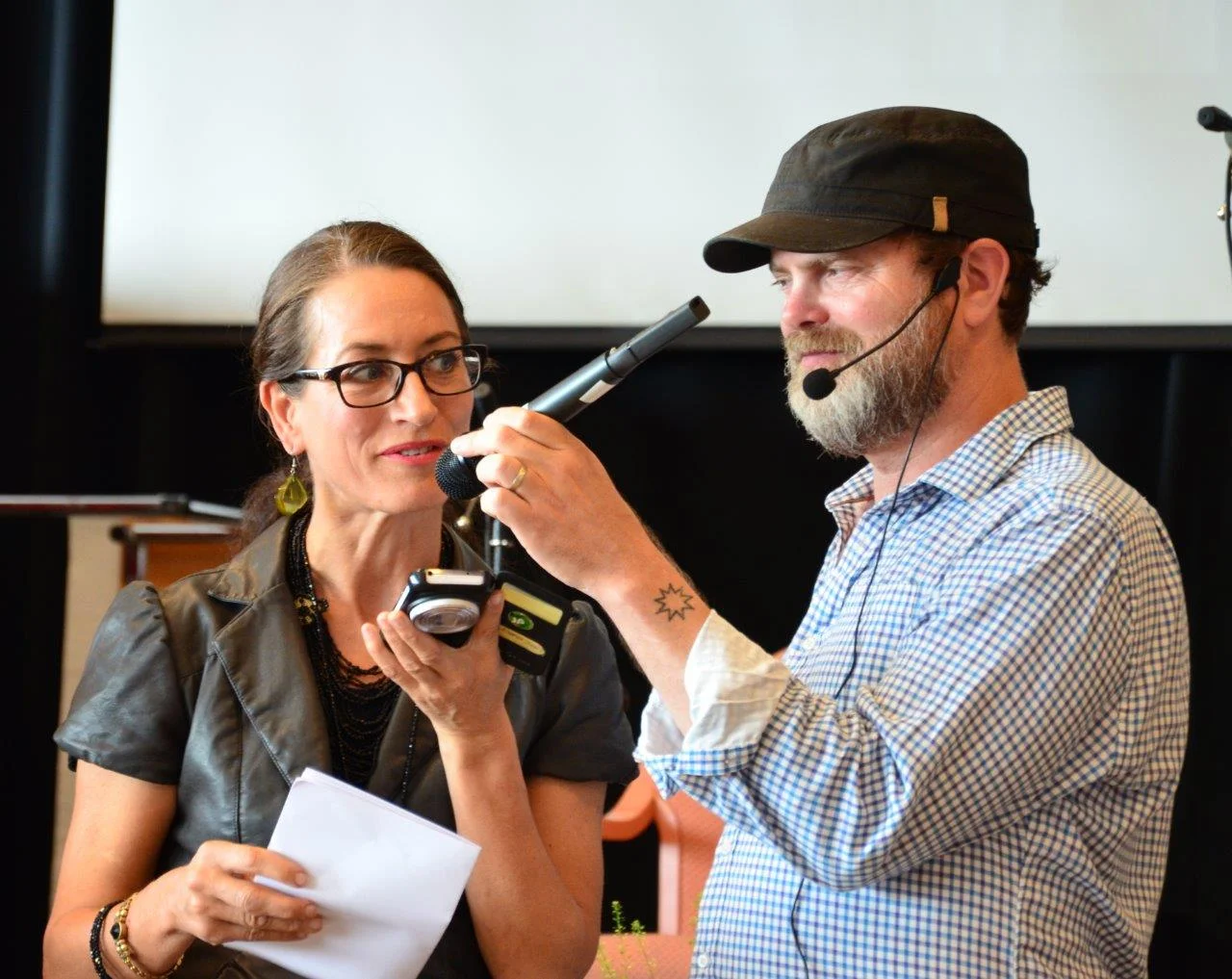 Rainn Wilson her sammen med deltager Åse Hagen. FOTO: Behnam Bahrami.