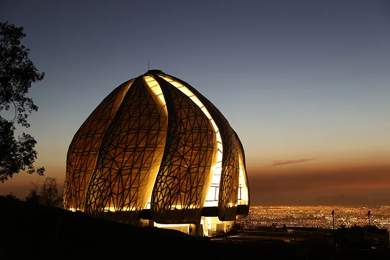 LYS-TEMPEL: Tempelet ved foten av Andesfjellene med fantastisk utsikt mot Santiago. Arkitekt Hariri Pontarini, Canada, har beskrevet tempelet som "et lysets tempel som uttrykker en tro for inkludering". 
