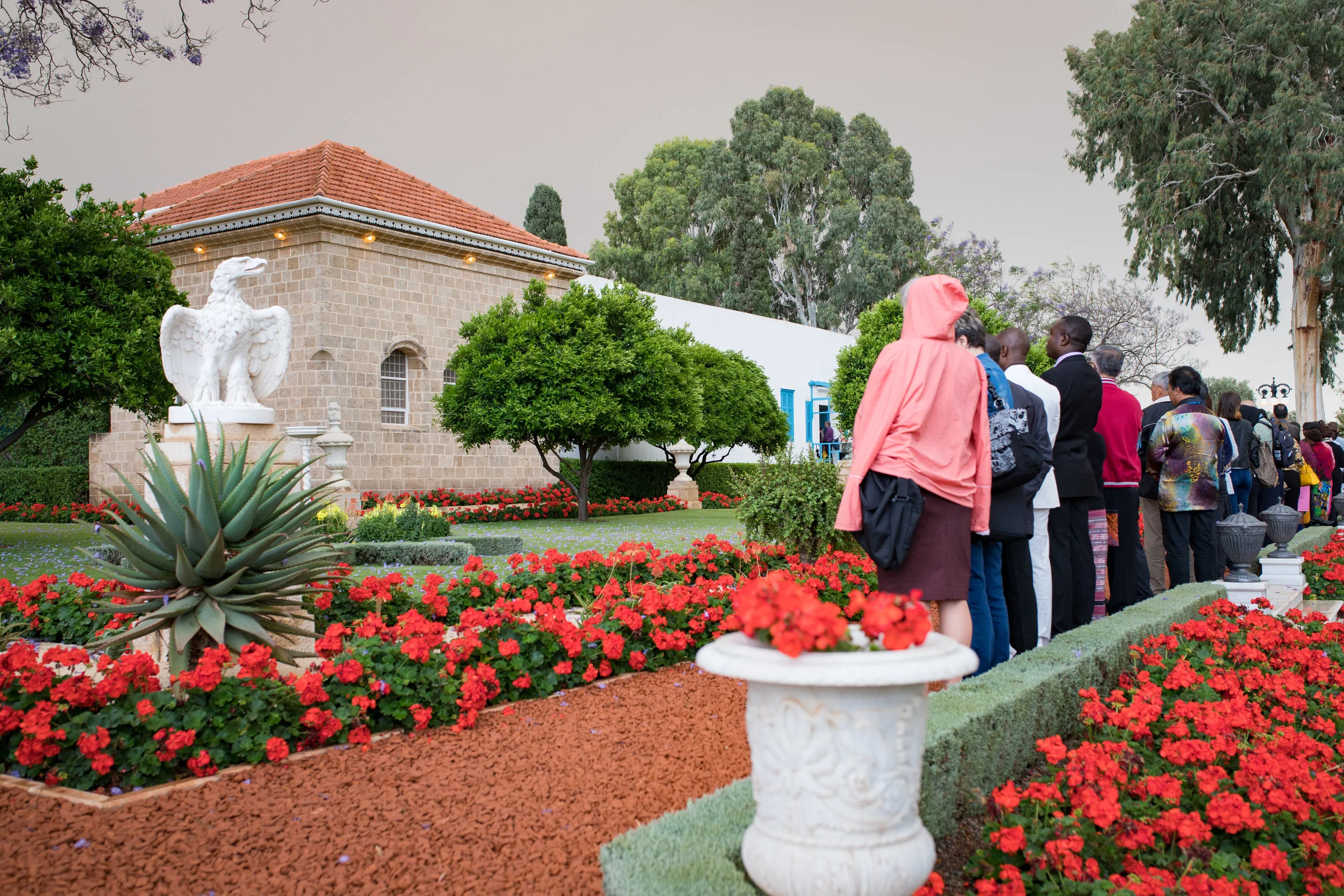 Delegatene har flere dager med åndelige forberedelser før de deltar på Konventent. Dette består bl.a. i å ha bønn og meditasjon ved de hellige gravmælene til bahá’í-troens grunnlegger Bahá’u’lláh og Hans forløper Báb. Foto: bahai.org