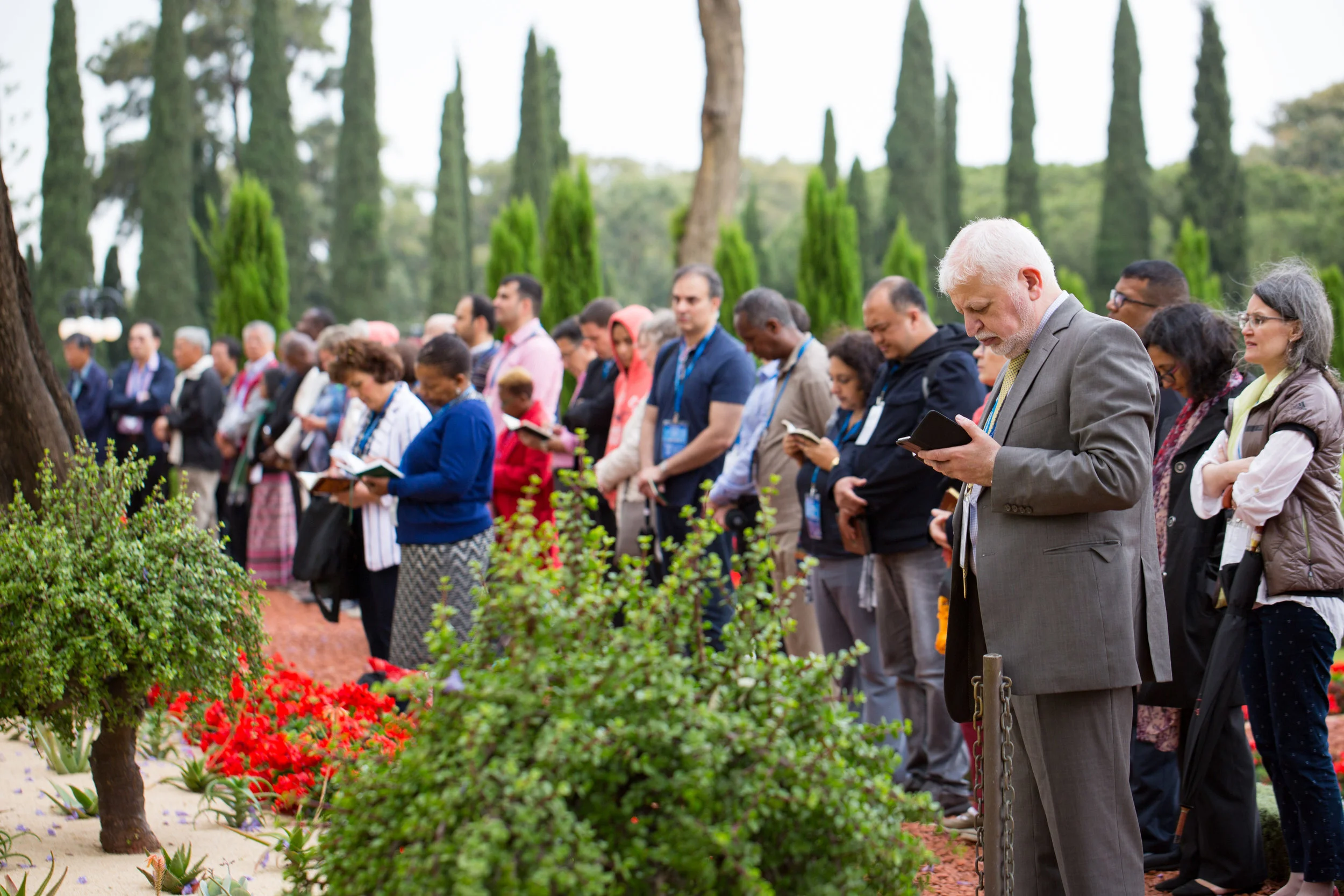 Delegatene har flere dager med åndelige forberedelser før de deltar på Konventent. Dette består bl.a. i å ha bønn og meditasjon ved de hellige gravmælene til bahá’í-troens grunnlegger Bahá’u’lláh og Hans forløper Báb. Foto: bahai.org