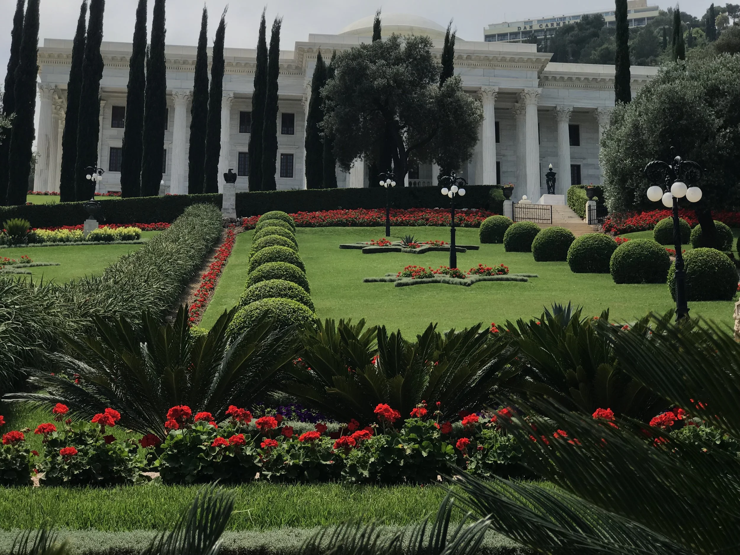 Bilde fra setet for Det Universelle Rettferdighetens Hus ved Det internasjonale bahá’í-samfunnets åndelige og administrative senter i Haifa, Israel. (Foto: THL, april 2019.)