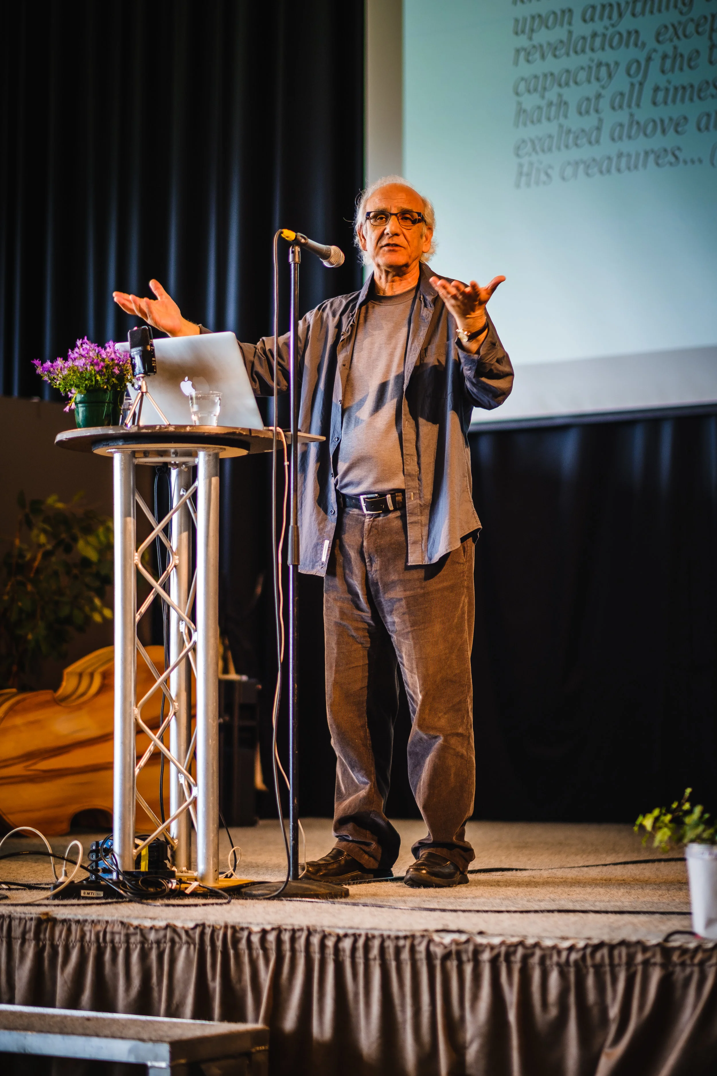 Nader Saiedi: - Verdier som samarbeid og rettferdighet kan bare defineres og motiveres innenfor en åndelig kontekst, når du ikke bare ser deg selv bundet av jungelens lov. Grunnen til at vi fordømmer urettferdighet er fordi vi er åndelige vesener.