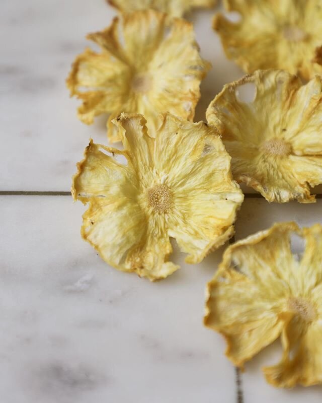 I found the cutest miniature pineapple in the local petrol station co-op so decided to make these roasted pineapple flowers. I think they&rsquo;re so pretty and remind me of lovely sunflowers. I thought they&rsquo;d go well with a Hummingbird cake so