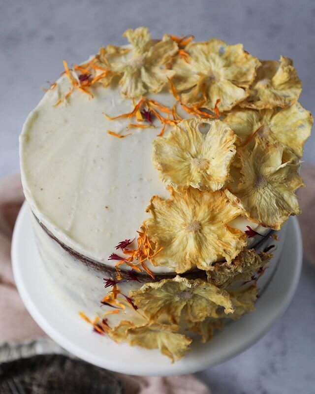 Yay for the weekend!! If you saw how I made pineapple flowers earlier this week, here they are adorning my very first Hummingbird cake. I am totally in love with them! I also added a few @edible_flowers to complement them and this makes the perfect w