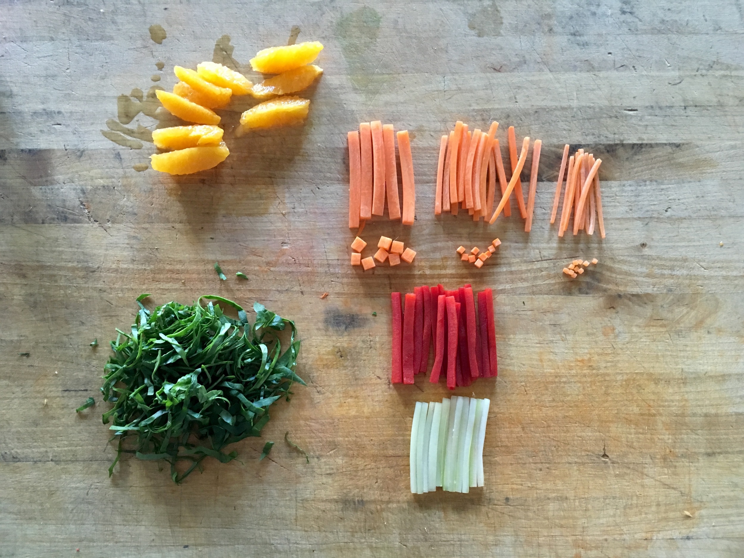 Knife skills errday! From top left clockwise - Orange supreme; carrots: baton, small dice, julienne, brunoise, fine julienne, fine brunoise; julienne red bell peppers; julienne celery and spinach chiffonade 