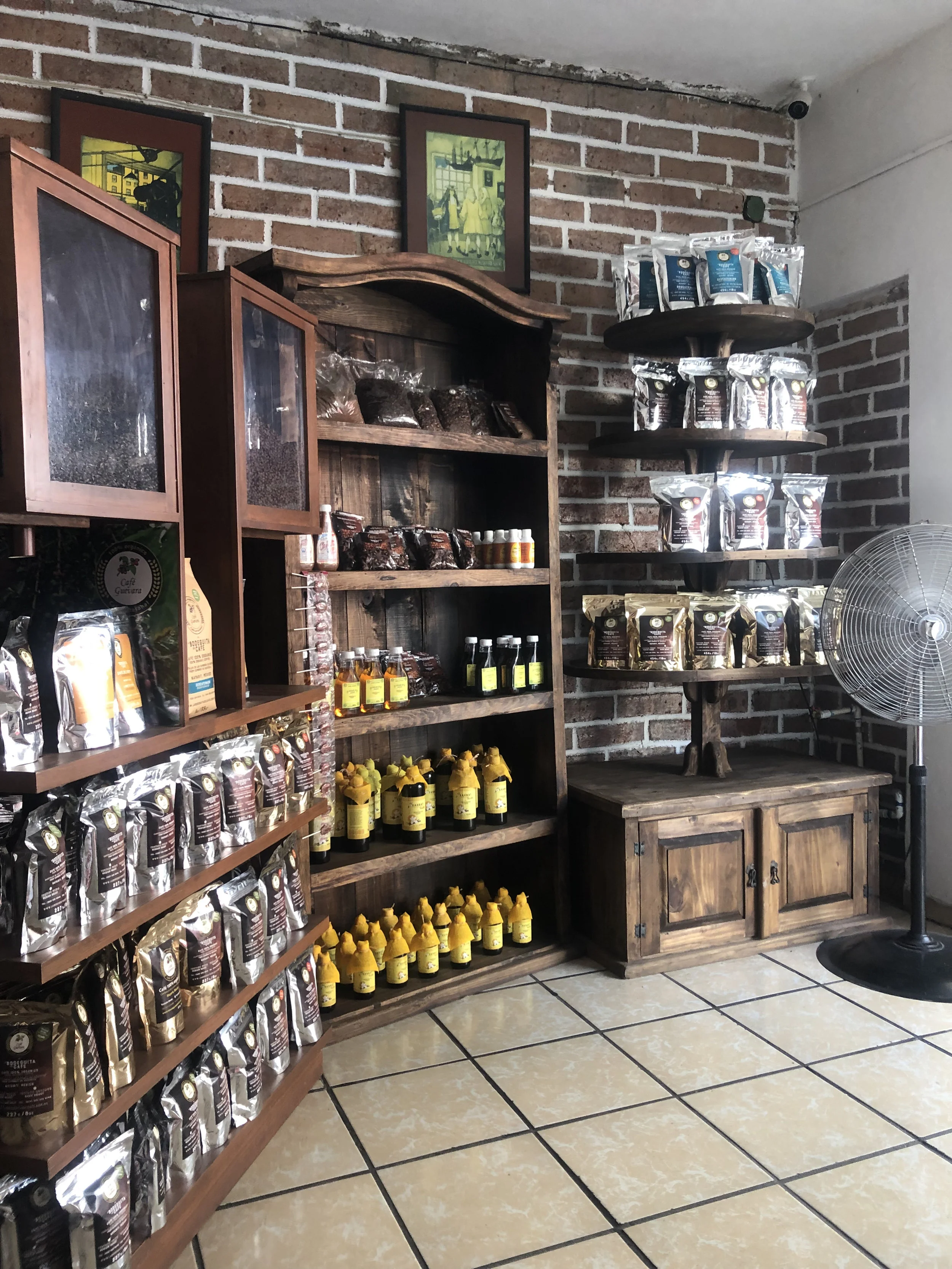 Photo: Interior La Bodeguita Del Cafe