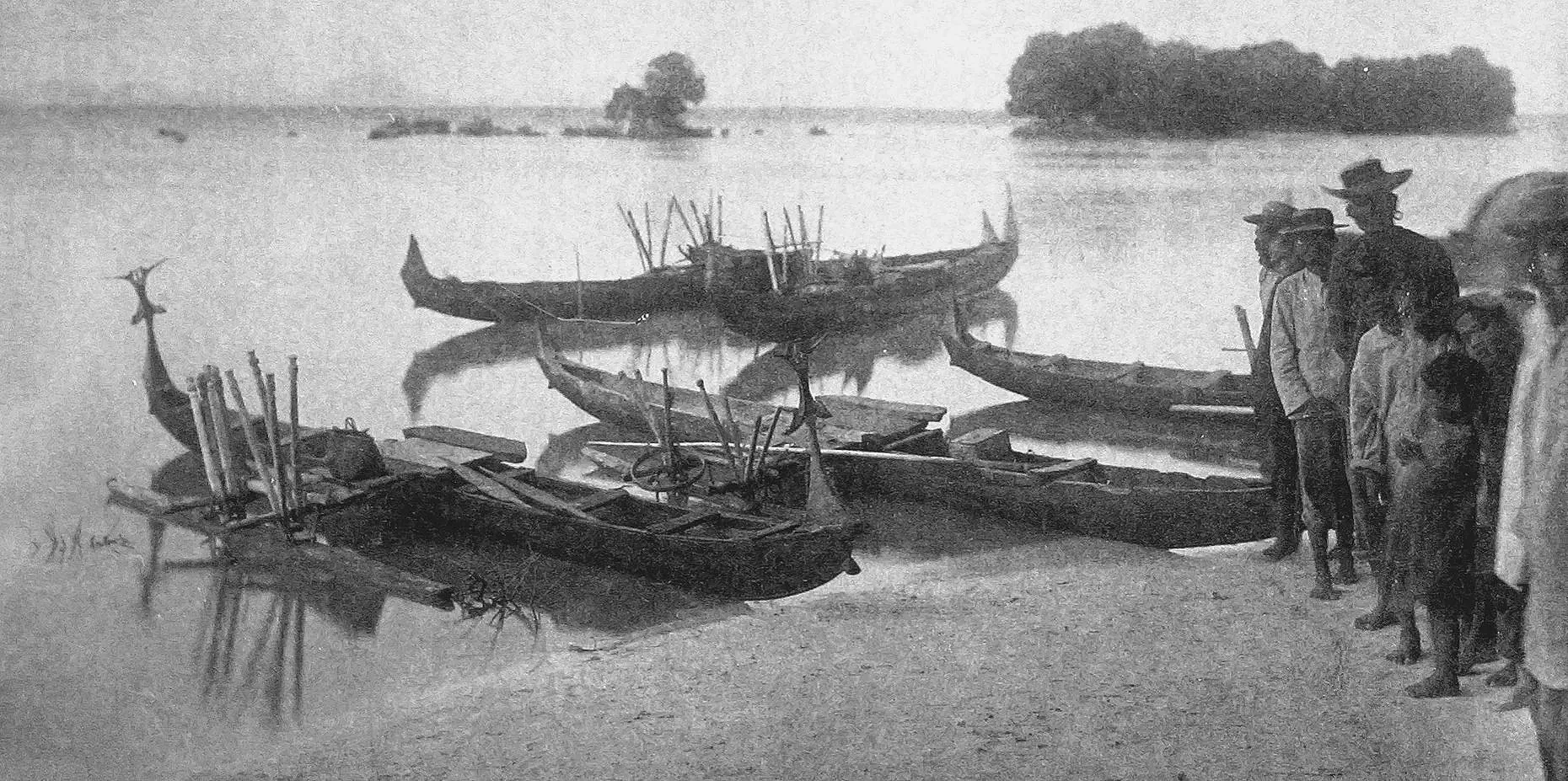 Canoes,_Truk_Lagoon,_Moen_Island_(1899-1900)