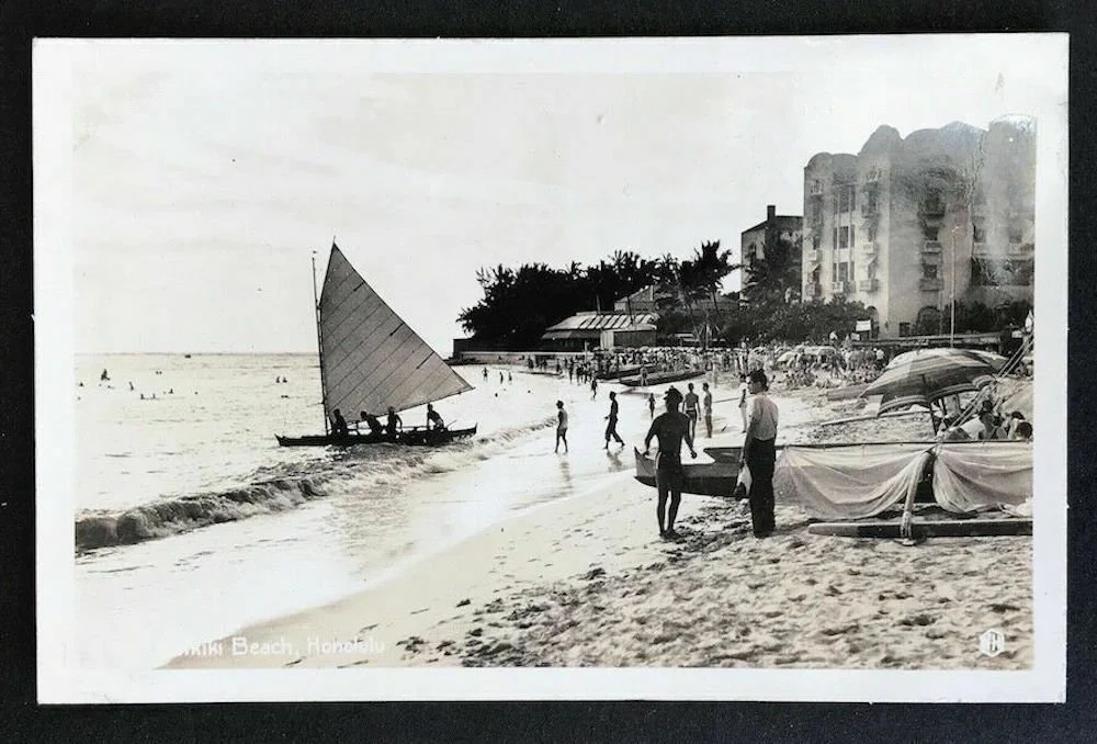  c.1920 Photographic postcard. The scene depicts traditional outrigger equipped with a sprit sail with the Royal Hotel visible in the background. 