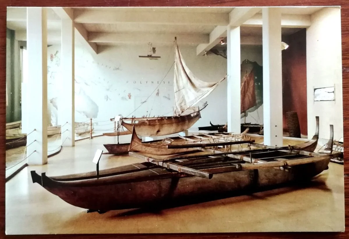   COOK ISLANDS   This is a small double-hull canoe from the island of Atiu. The small canoes of the Cook Islands share many similarities with Hawaiian fishing canoes, particularly in their shapes, which feature a raised stern and a lower bow piece, k