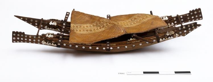 Manihiki canoe model at the Horniman Museum.jpg